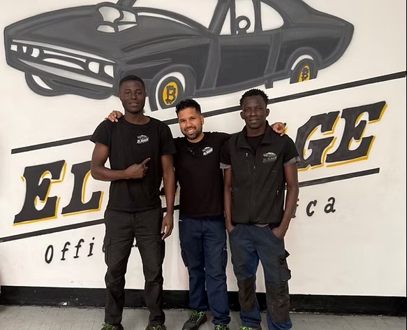 Il team EL GARAGE nell’officina di Torino