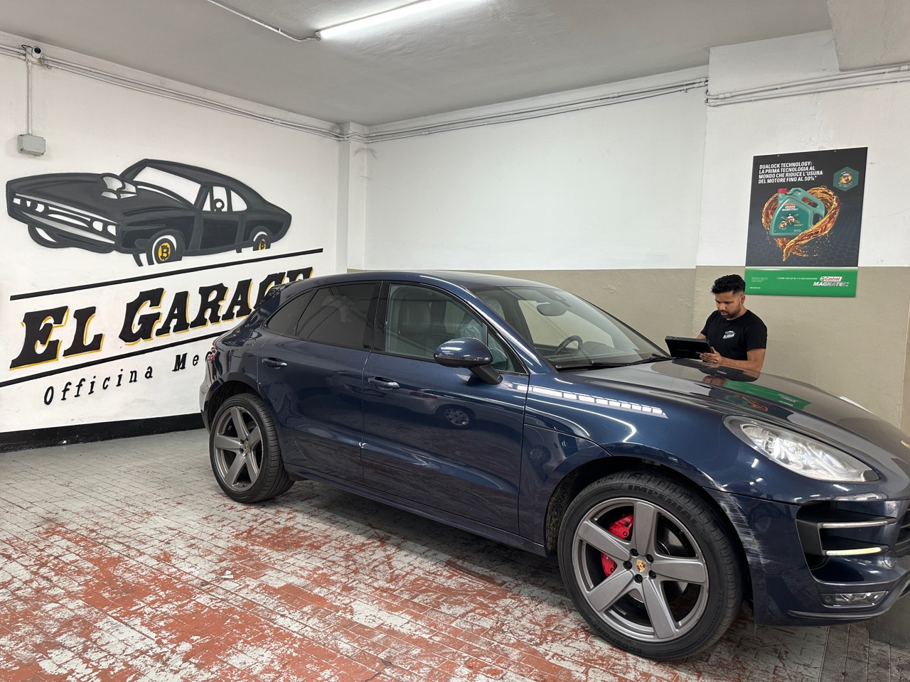Diagnosi elettronica accanto alla Porsche in officina