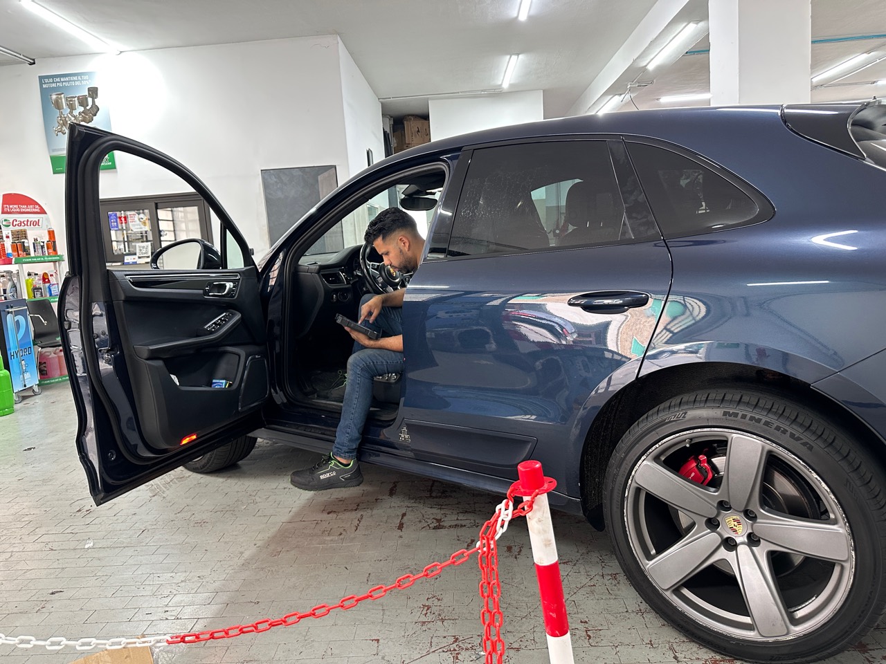 Wladimir impegnato nella diagnosi di una Porsche