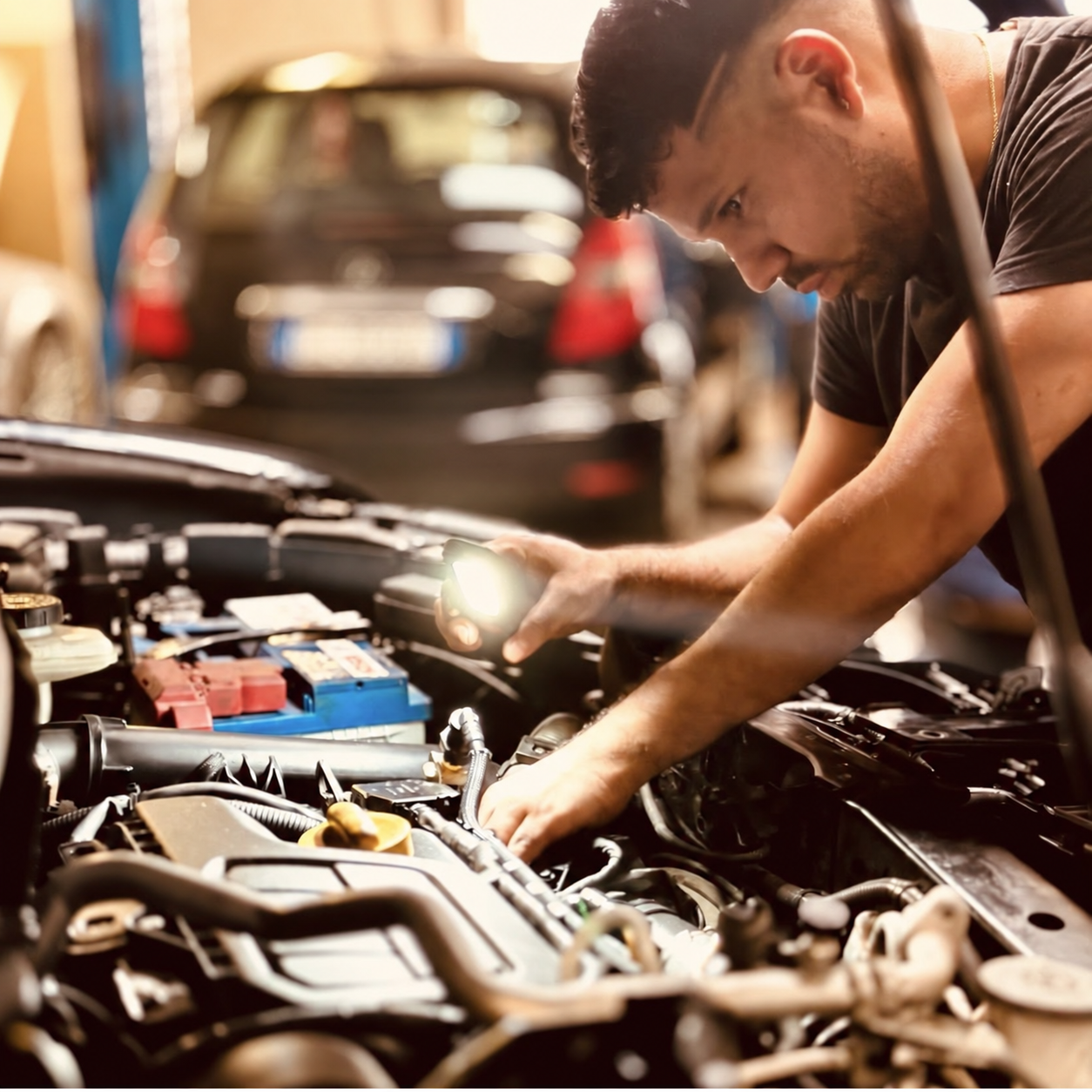Wlady al lavoro sul motore in officina